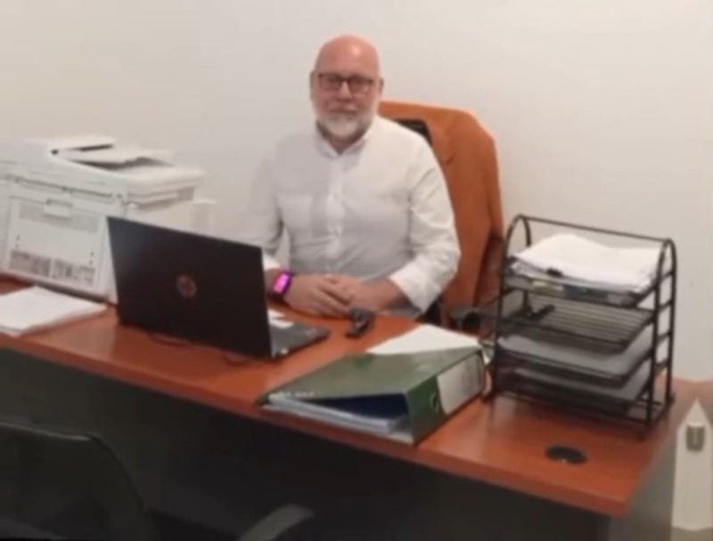 Boddy Patrick Cerda Garrido trabajando en su oficina