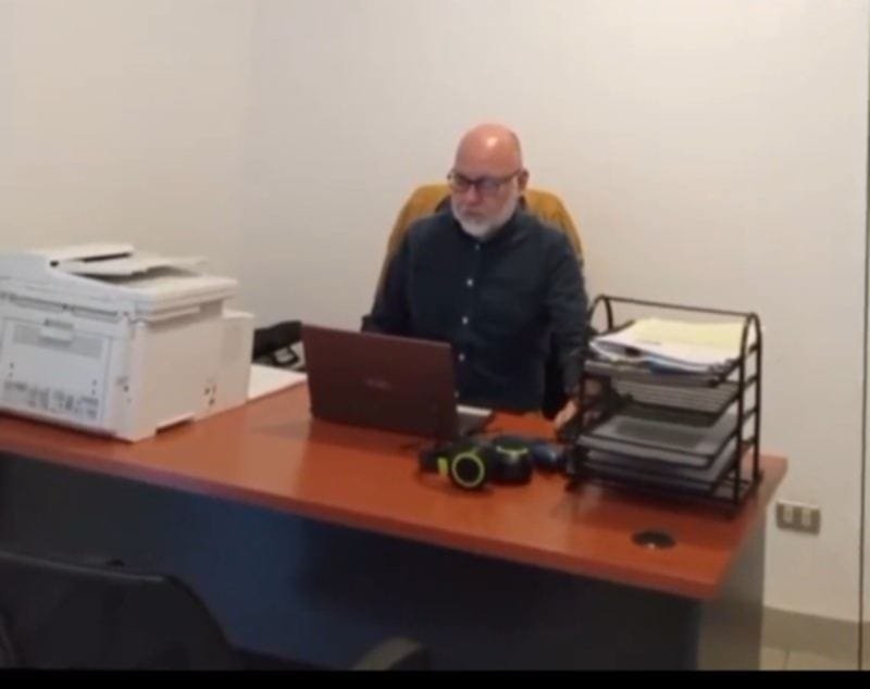 Boddy Patrick Cerda Garrido revisando documentación de gestión