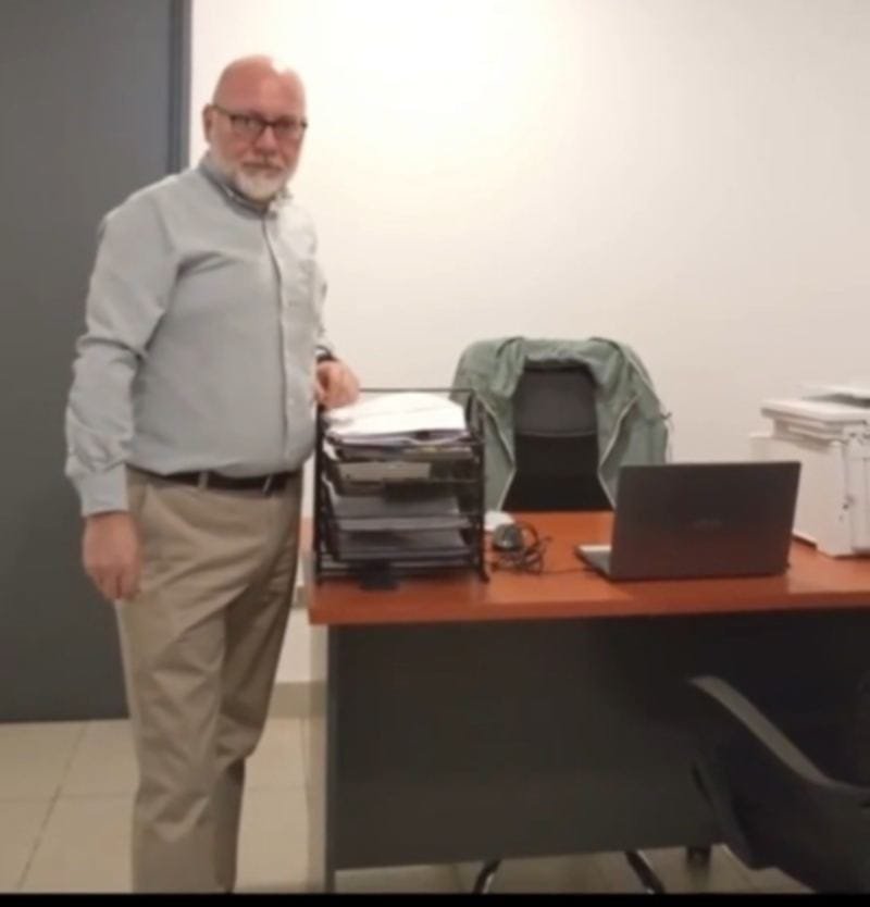 Boddy Patrick Cerda Garrido en su oficina de administración